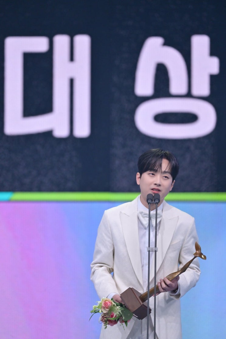 KBS 연예<b>대상</b> <b>이찬원</b>, 이변은 없었다 [종합]