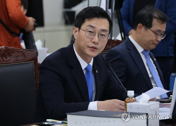 野<b>장경태</b> "'김건희, <b>계엄</b>당일 성형외과 <b>방문</b>' 제보…행적 밝혀야"