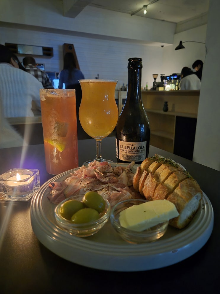  남영역 카페&BAR]커피와 하이볼이 맛있는 분위기 맛집 우모에(UMOAE)