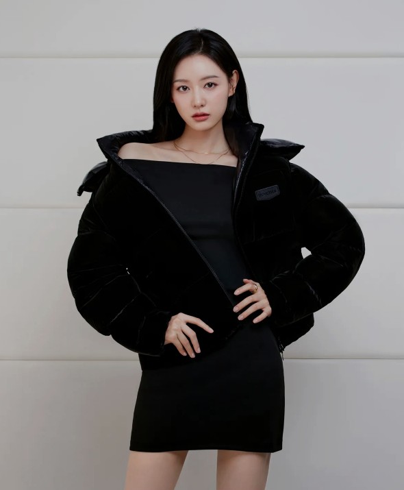  배우 김지원의 겨울 패션: 듀베티카 숏패딩 '토리사 벨벳'