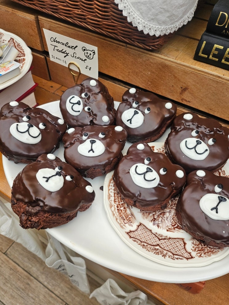  오늘의 산책: 카페 하이웨스트 다녀오다. 하이웨스트 익선점/ 디저트 맛집/ 크리스마스 생일 케이크