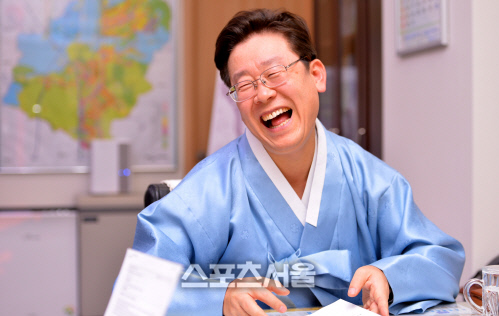 '뜨거운 감자' <b>이재명 성남</b>시장 '사진으로 만나본 새해 첫... 