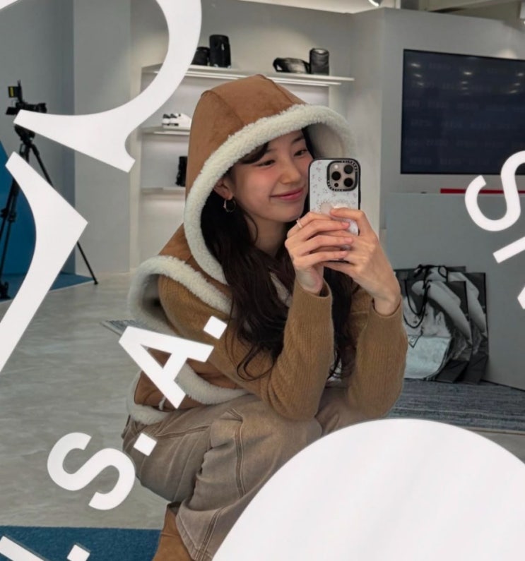 벌써 품절이라는 수지 게스 무스탕 베스트 조끼