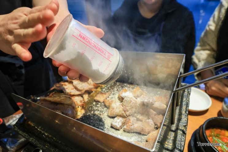 김치와 같이 구워 먹는 홍대 삼겹살 <맛김치생삼겹살> 김치와 같이 구워 먹는 홍대 삼겹살 <맛김치생삼겹살>