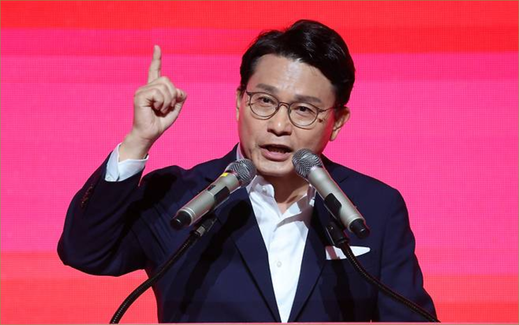 전두환 전 사위다운 <b>윤상현</b>의 막말, <b>트랙터</b> 난동세력 <b>몽둥이가</b> 답