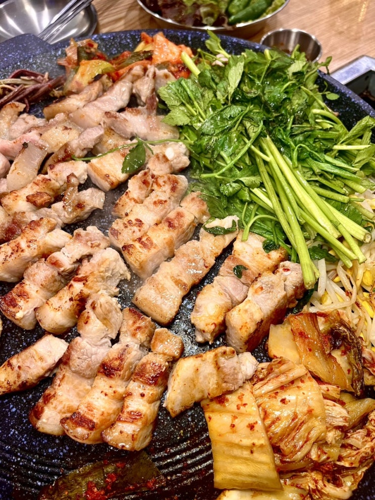  무쇠솥뚜껑에 구워주는 회식하기 좋은 맛집 추천 구로디지털단지역 ‘월화식당’
