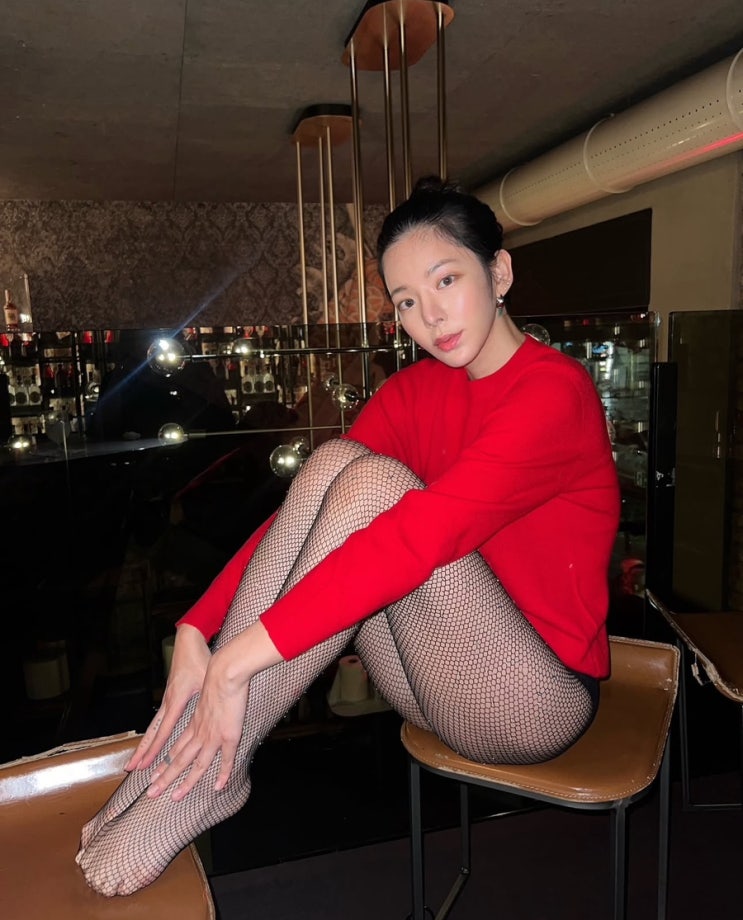  팬츠리스룩으로 완성한 장재인 스타일! 섹시하고 시크한 연말 패션