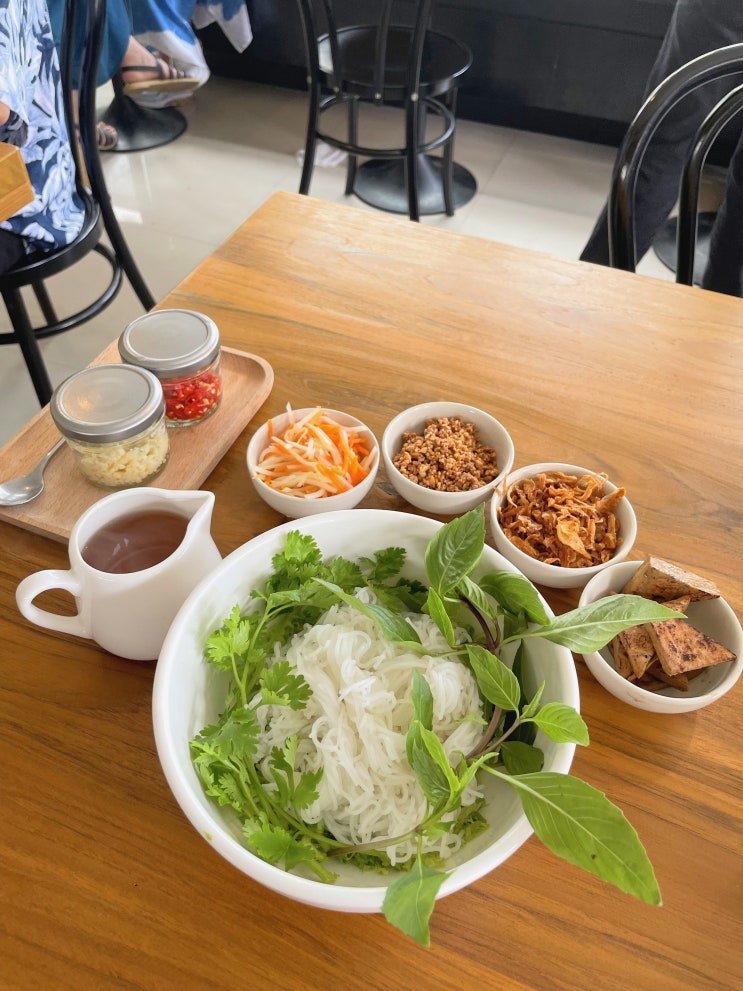  치앙마이 한달살기 :: 싼티탐 분짜 맛집 럭키 베트남 식당