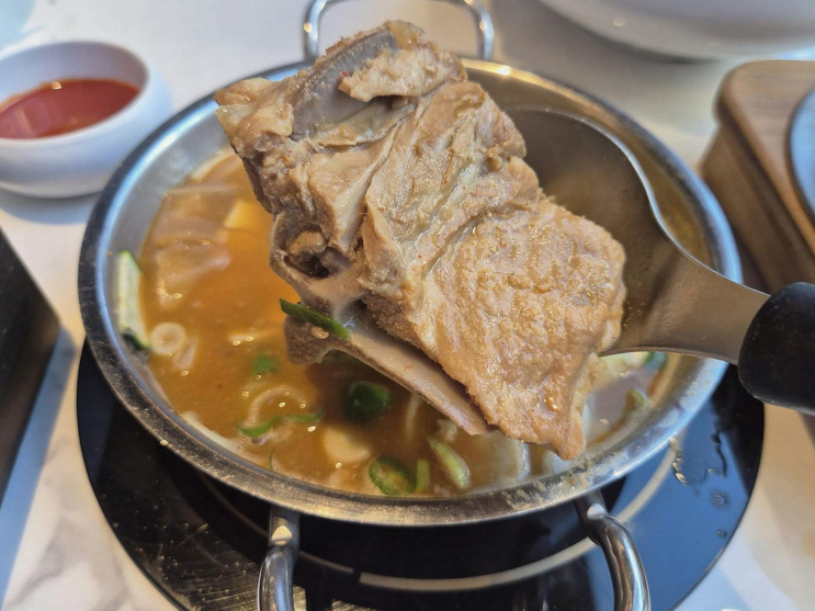  직장 동료들과의 회식, 함돈 배곧직영점에서 따뜻한 고기와 함께한 특별한 저녁
