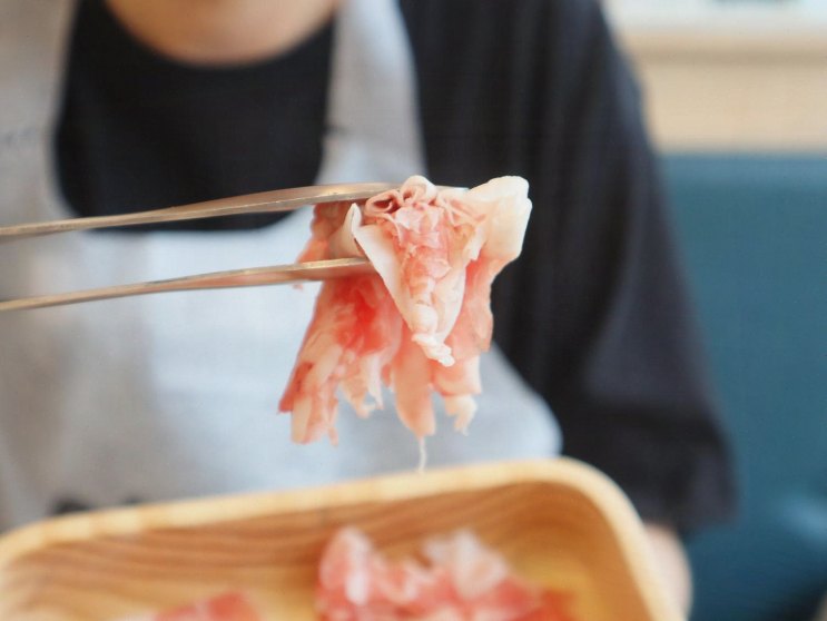  샤브올데이 마산합포점, 조용한 분위기에서 샤브샤브를 즐긴 대학생 커플의 기쁜 하루