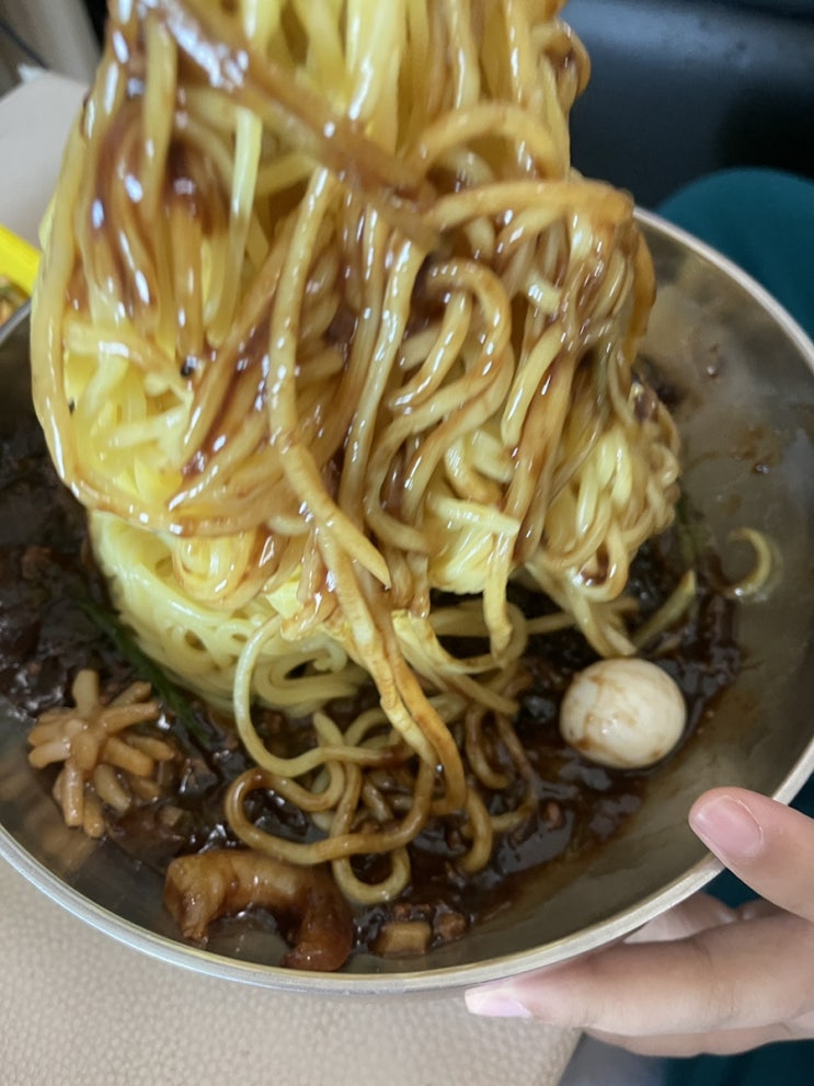  짜장면은 짜장면 집에서.... 중국에서 배달하는 짜장면
