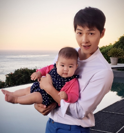  송중기 딸바보 인증! 딸 사진 공개하며 주책 자랑