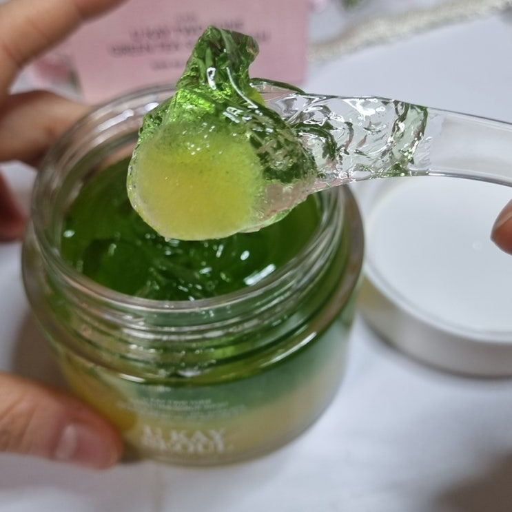  피부각질이 고민일때 부드러운 저자극 각질제거를 도와주는 유케이 투톤스크럽 후기