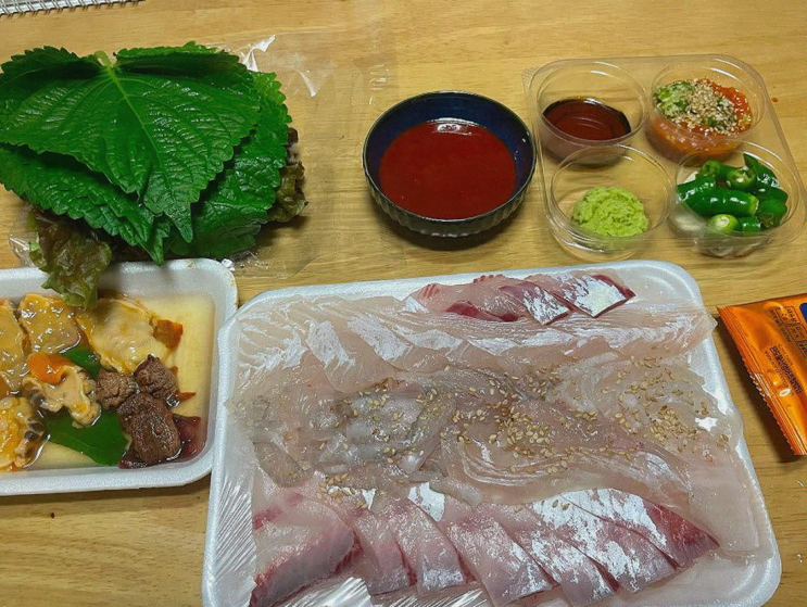  회선장에서 맛본 신선한 해산물, 비즈니스 후 완벽한 점심 해소