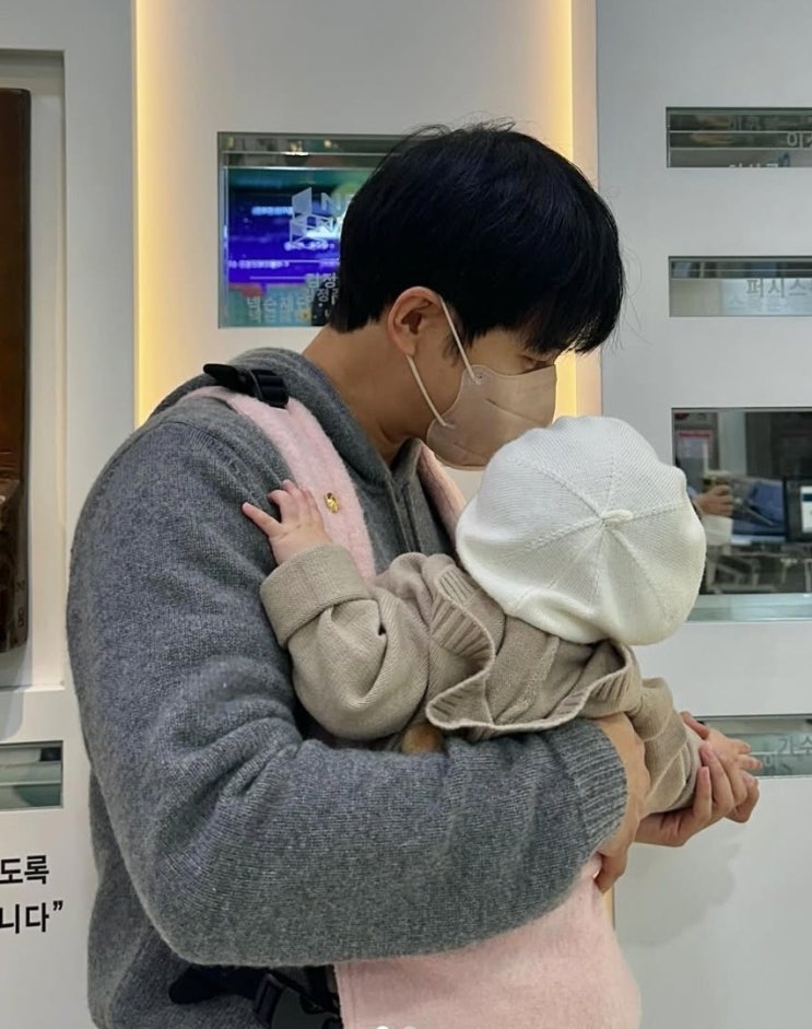 <b>이승기 이다인 딸</b> 공개한 근황! 나이 결혼 논란 노래 삭제... 