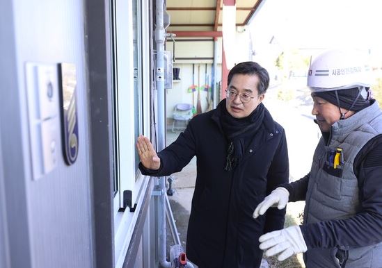 <b>김동연</b> 경기도지사 DMZ <b>대성동마을</b> 방음시설 완료