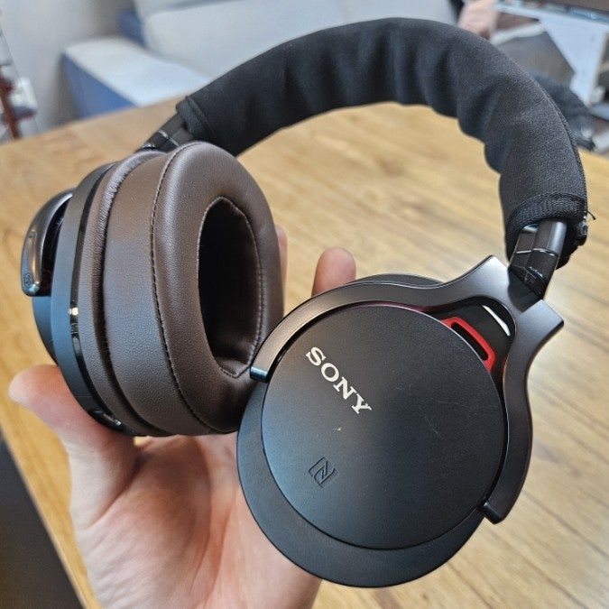 가죽 가루 날림으로 방치된 헤드폰 SONY MDR-1RBT 밴드커버 적용 이어패드 교체로 새제품 만들어....