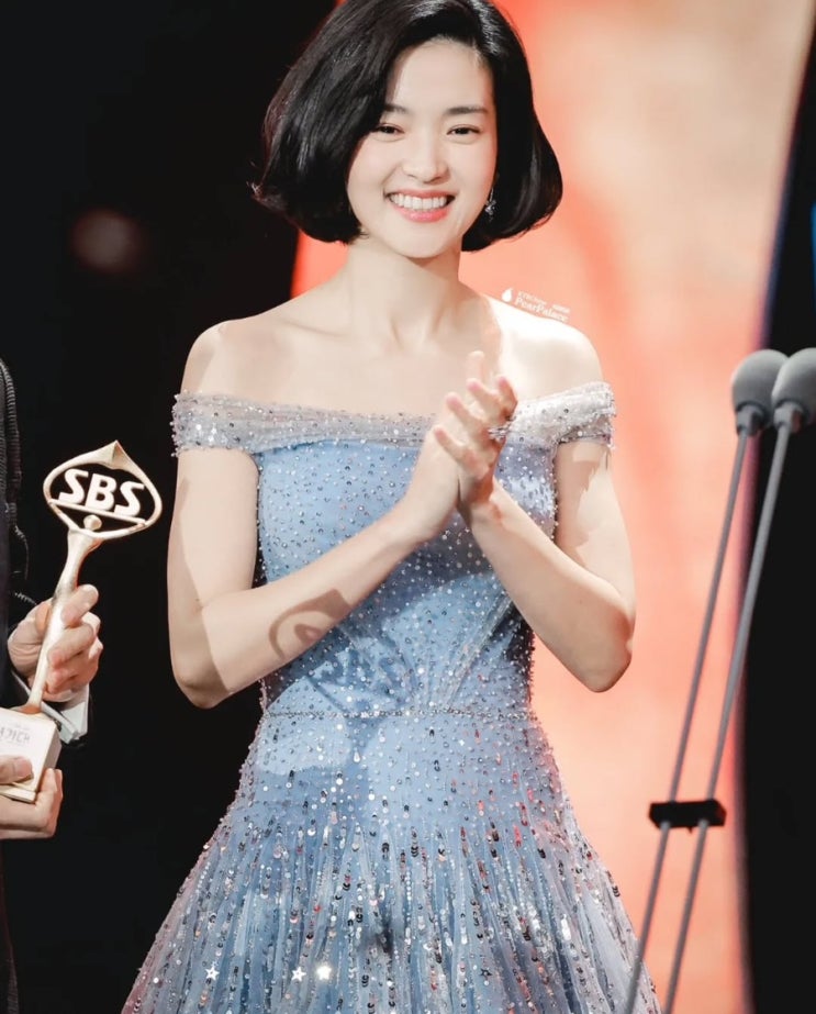  김태리, 2024 SBS 연기대상에서 귀여운 말실수와 우아한 드레스 정보