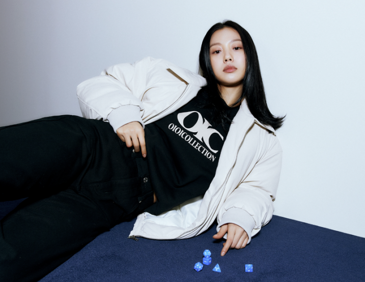  오아오아이컬렉션의 깔롱한 여자 맨투맨으로 미니멀한 너낌 가득한 뉴 시그니처 여자 스웻셔츠 코디 추천  w. 고민시