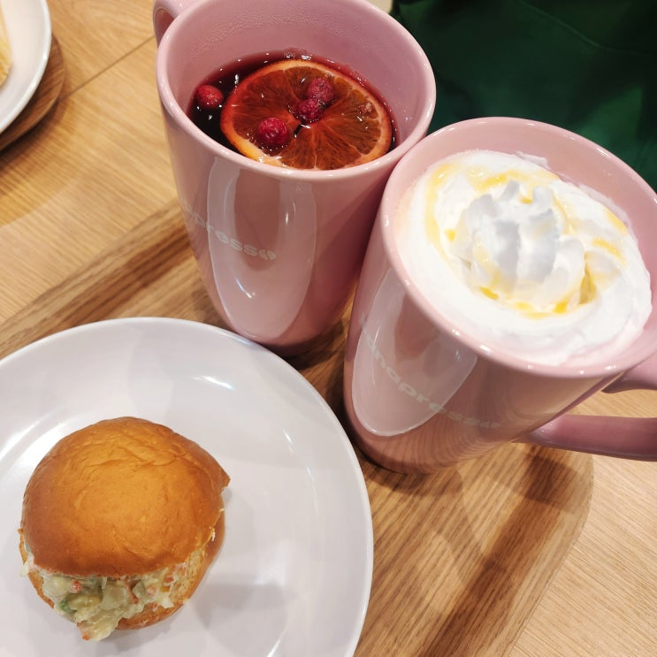  커피맛집 다양한 디저트와 즐길 수 있는 '바나프레소잠실방이점'