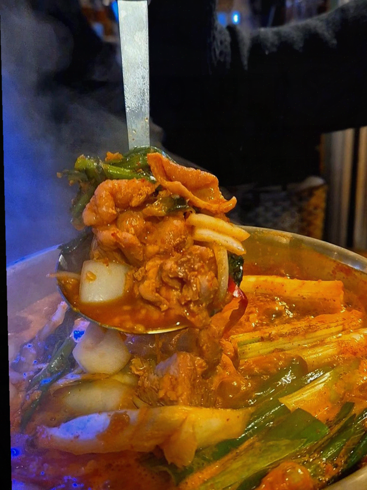  발라닭 신당본점, 뉴트로 감성의 인테리어와 다양한 안주의 조화