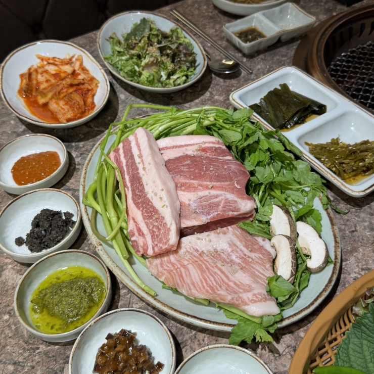  신사역 맛집 고기집 데이트는 '호보식당' 삼겹살이지 모임장소로 즐겨봐