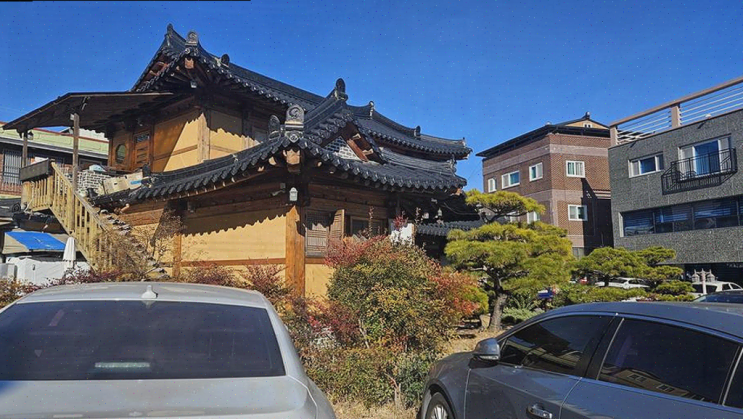  전통 한옥 인테리어에서 즐기는 훌륭한 삼계탕, 유화정삼계탕