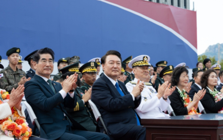 대통령 <b>계엄</b>, ‘경종’인가 ‘위협’인가.. <b>김용현</b> 측 “<b>내란</b>... 
