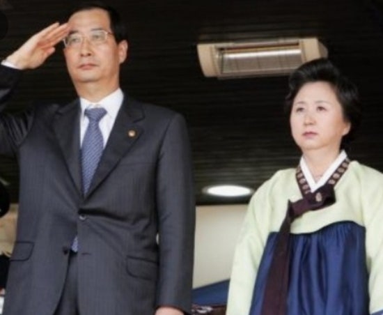 <b>한덕수</b> 총리 <b>부인 무속 논란</b>: 정치적 파장과 진실은?