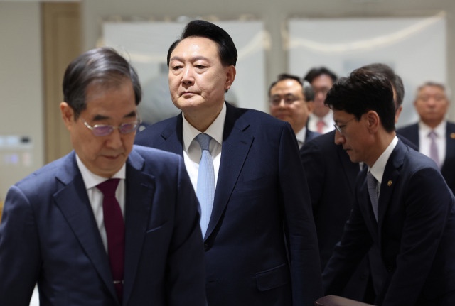 '<b>계엄 국무회의</b>' 무슨 일이? <b>한덕수</b>-김용현 주장 충돌