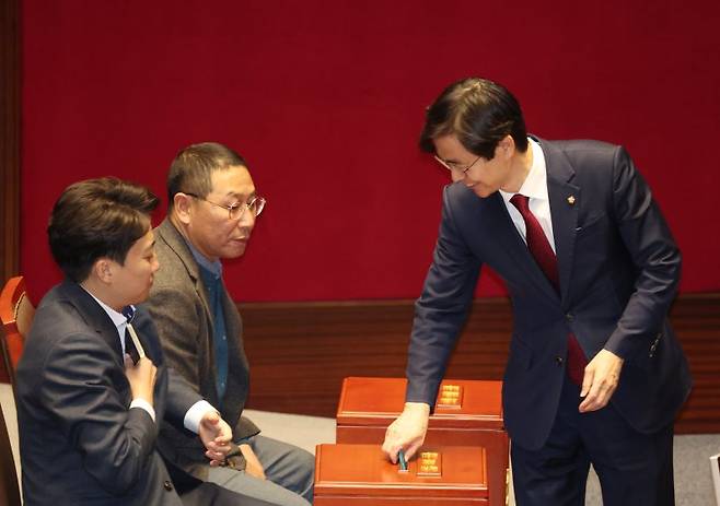 與 의원 4명, <b>헌법재판관</b> 임명안 표결 참여..."말도 안 되는... 