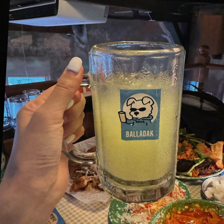  뉴트로 감성이 물씬 풍기는 발라닭 신당본점의 특별한 맛