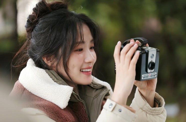  라이징스타 김혜윤 x 코닥 어패럴의 만남! 뽀글이가 더해져 더 예쁜 카키색의 매력적인 여성 숏패딩 자켓 코디 추천