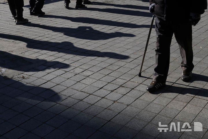 '고령사회' 6년 만에 '초고령사회' 진입…노인돌봄 문제, 피할 수 없다 '고령사회' 6년 만에 '초고령사회' 진입…노인돌봄 문제, 피할 수 없다