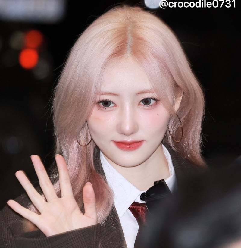 241226 핑크머리하고 리즈 찍었다는 아기 핫걸 베이비몬스터 라미 김포공항 출국 공항패션 사....