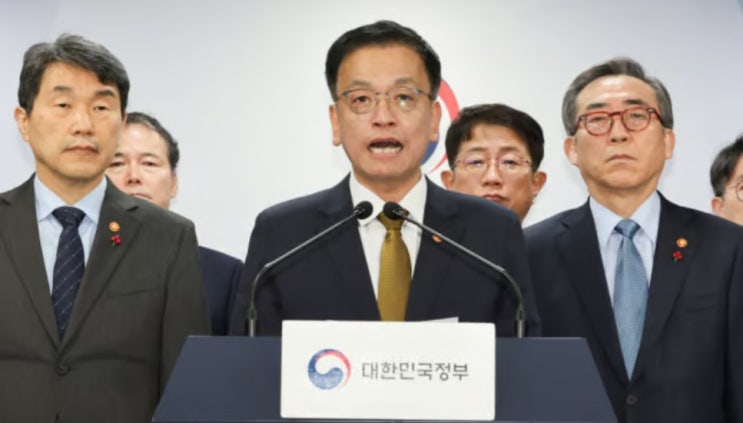 최상목 대통령 <b>권한대행</b>은 한덕수와 다를까?: <b>탄핵</b> 후 정국... 