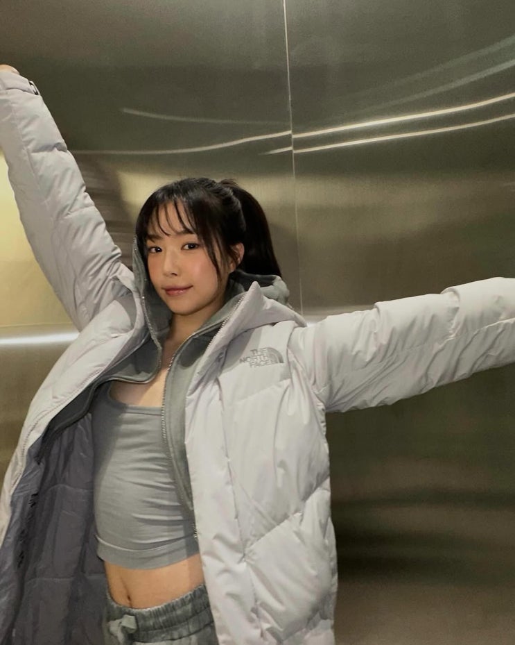  엣지 있는 여성 애슬레저룩의 포인트를 잘 살린 손나은과 함께한 노스페이스 롱패딩 코디 알아보기