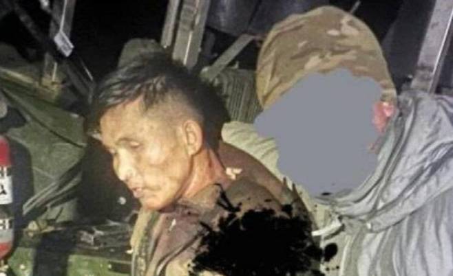 "<b>생포</b>한 북한 군인"...<b>우크라</b> 군이 공개한 '전리품' 보니