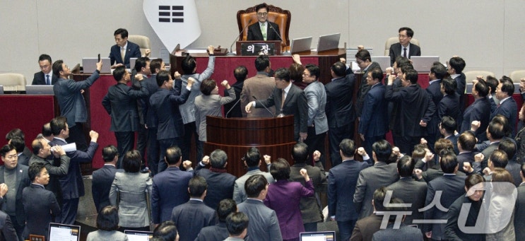 [속보]국민의힘, <b>한덕수 탄핵 권한쟁의심판</b>·효력정지가처분 신청