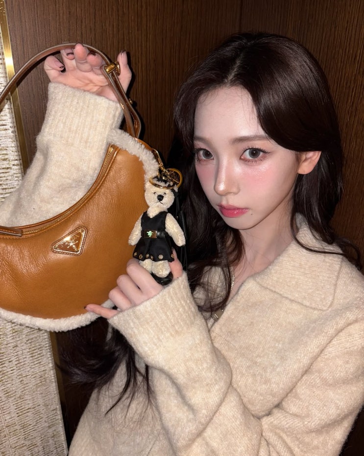 카리나가 선택한 프라다의 홀리데이 컬렉션: 스몰 아르케 시어링 숄더백 & 메탈 링이 달린 테디 백 참