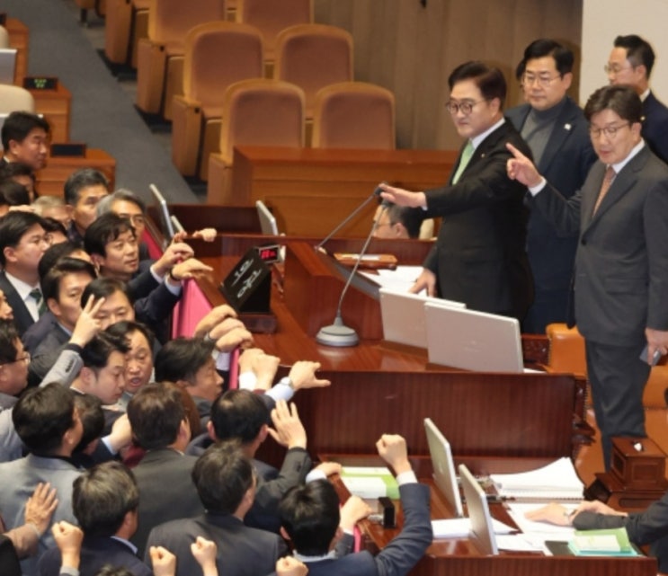 <b>한덕수</b> 권한대행 <b>탄핵안 가결</b>에 국힘 ‘효력 정지 가처분’... 