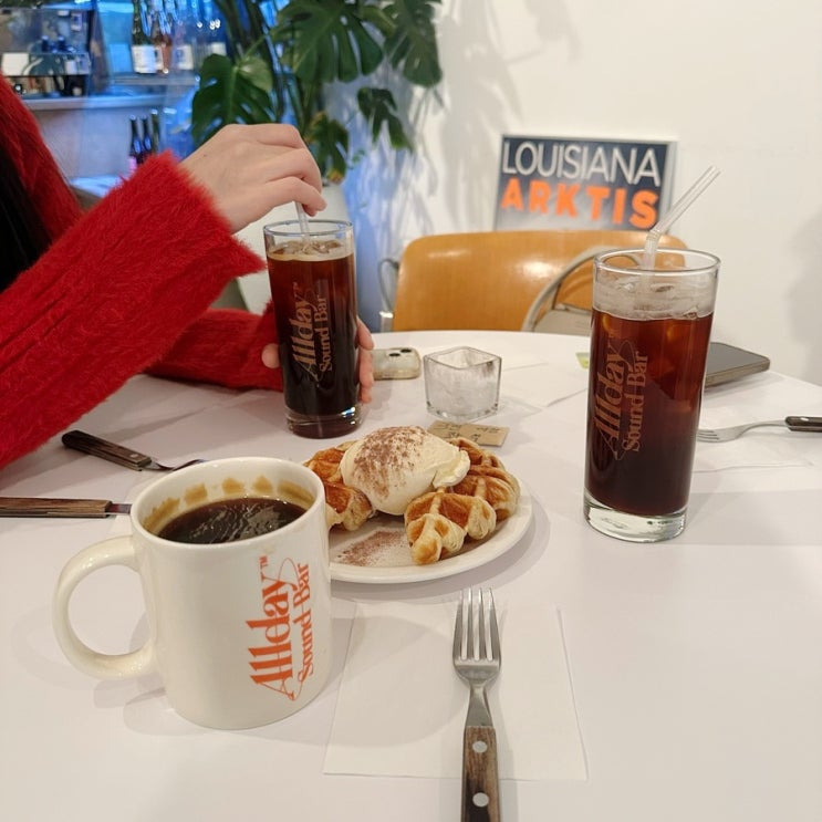  분위기가 좋은 카페를 찾는다면 가로수길 카페 디저트 올데이사운드바 아메리카노 크로플 먹은 리뷰.