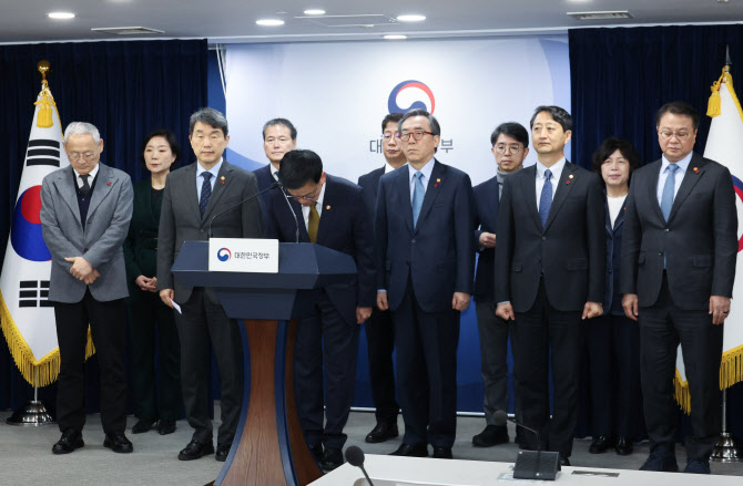 <b>최상목</b> 경제<b>부총리</b> "<b>한덕수</b> 권한대행 <b>탄핵</b> 재고해달라... 
