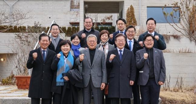 <b>참석</b>, 단결의 밤, <b>이재명</b>, 사회 변화를 위한 <b>촛불 집회</b> 참가