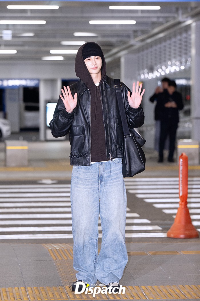  김혜윤·변우석 동반 출국, AAA 2024 참석 위한 공항 패션 공개