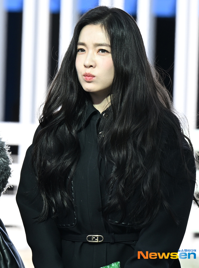  레드벨벳 아이린 공항패션 속 펜디 자켓과 쁘띠백 정보
