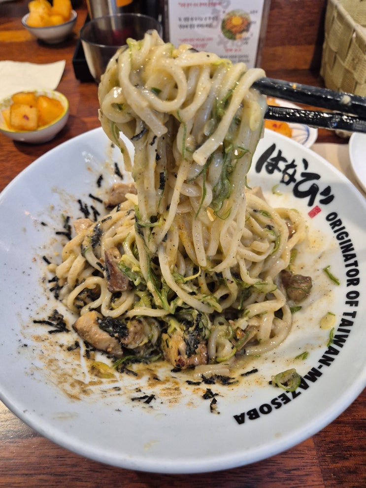  신사)점심메뉴 추천 - 전통 마제소바 맛집 멘야하나비 신사