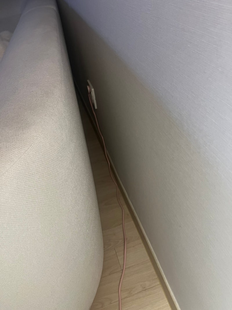 납작 멀티탭 쇼파 뒤에있는 콘센트에 사용하기 좋아요