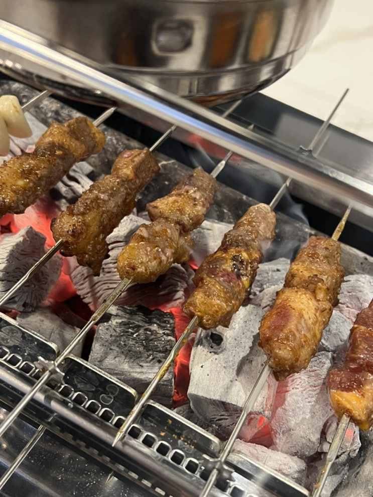  경성양꼬치 신촌직영점ㅣ매장깔끔한 양꼬치 마라온면 맛집