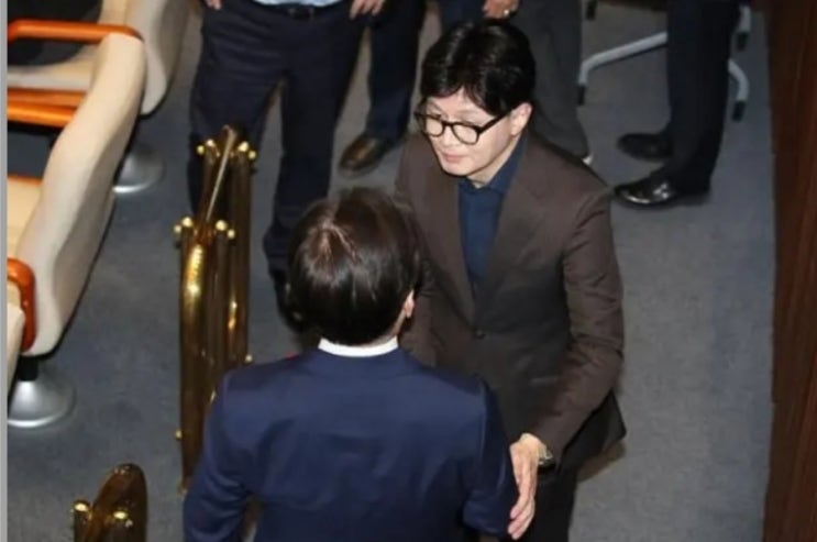<b>김용현</b>변호인단,"한동훈 <b>계엄법 위반 고발</b>... 